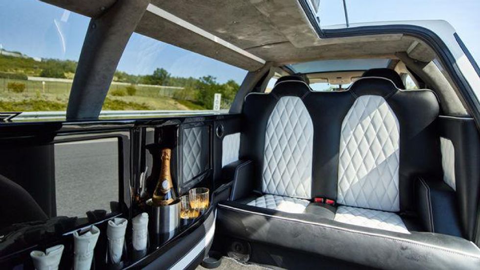 Στο πίσω μέρος του smart Limo, προσφέρονται όπως οι ανέσεις μιας κανονικής limo, όπως αναπαυτικά καθίσματα, σαμπάνια και μερικές οθόνες για να ψυχαγωγούνται οι επιβάτες. 